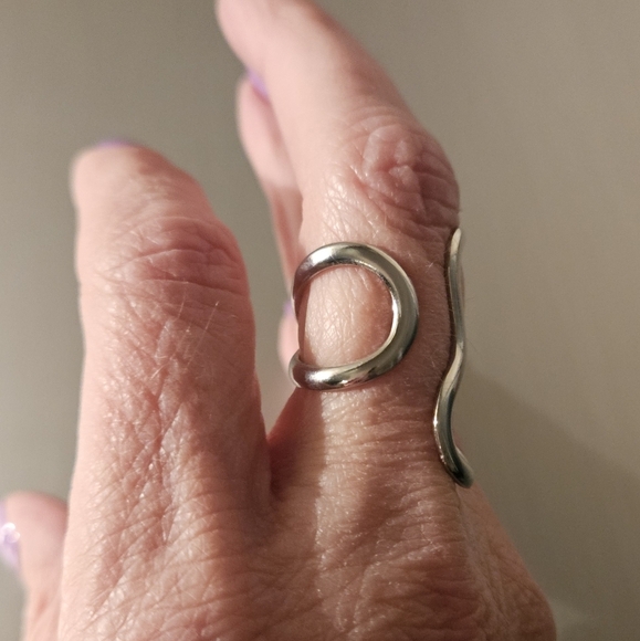 Modern Silver Infinity Ring with Abstract Design - Picture 4 of 7